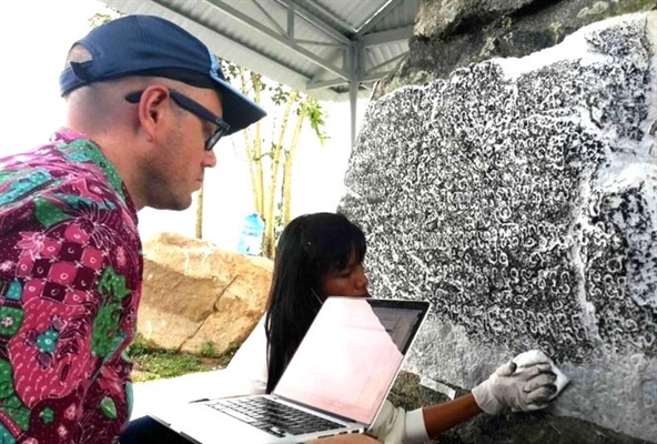 Thách thức bảo tồn tấm bia đá cổ bí ẩn ở Gia Lai