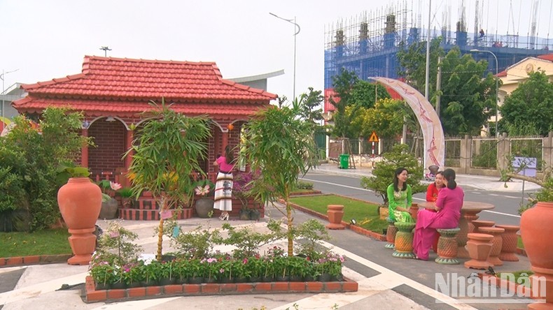 Red ceramic street opens in Vinh Long Province
