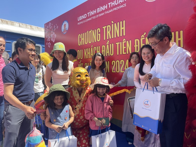 Localities welcome first tourists of Lunar New Year 2024