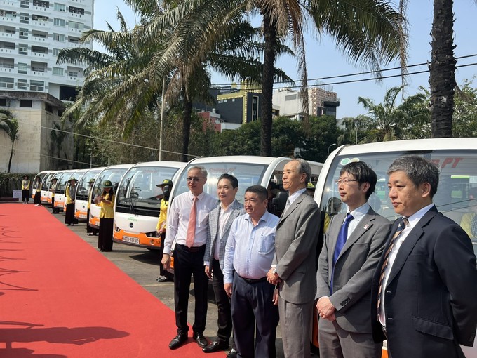 HCMC puts 70 electric cars on trial serving for tourists