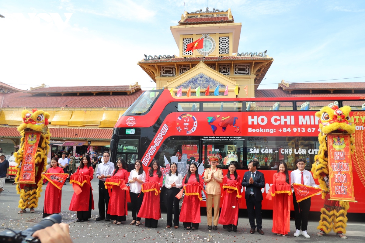 Double-decker bus service on Sai Gon - Cho Lon route officially launched