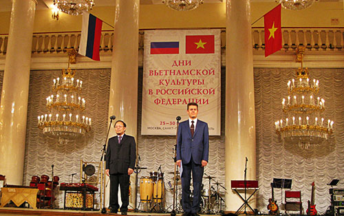 Flag salute at the opening ceremony of the Vietnamese Cultural Days in Russian Federation 