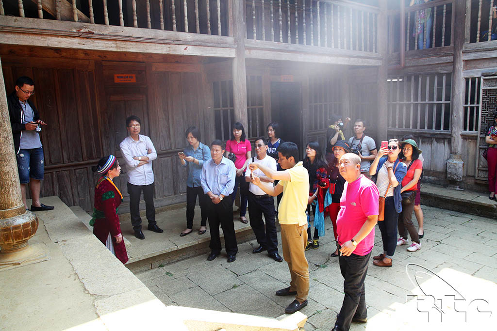 The delegation visited Vuong Family’s Palace