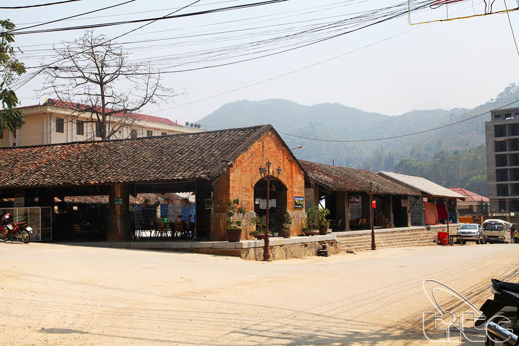 A corner of Dong Van Market