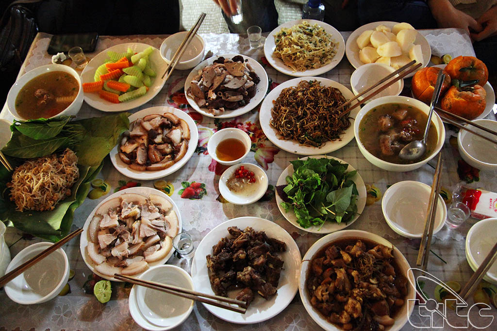 Enjoying Ha Giang specialties