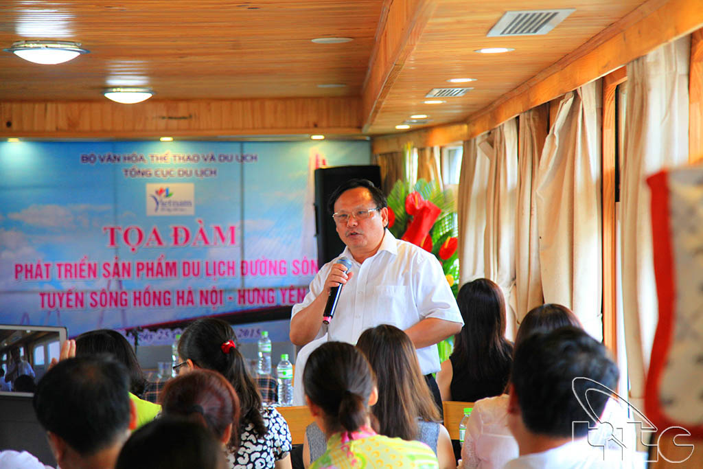 Director General of VNAT Nguyen Van Tuan speaks at the discussion on developing Red River tourism products in the route of Ha Noi – Hung Yen