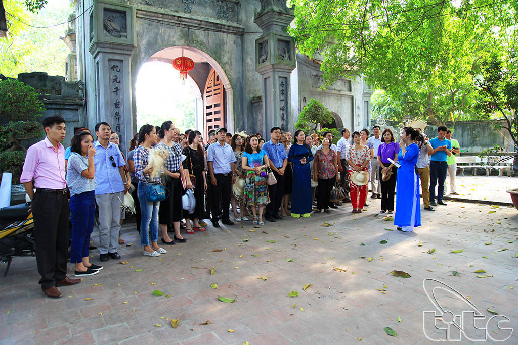 The delegation visits Mau Temple
