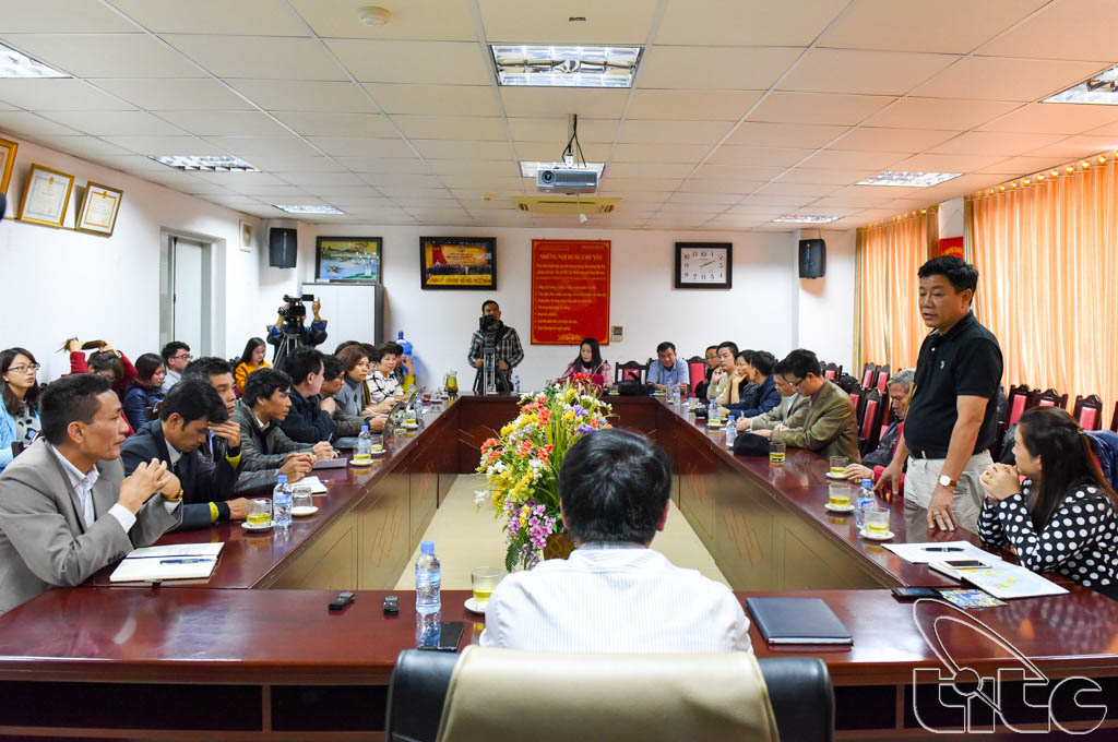 The famtrip delegation works with the provincial Department of Culture, Sports and Tourism of Lao Cai