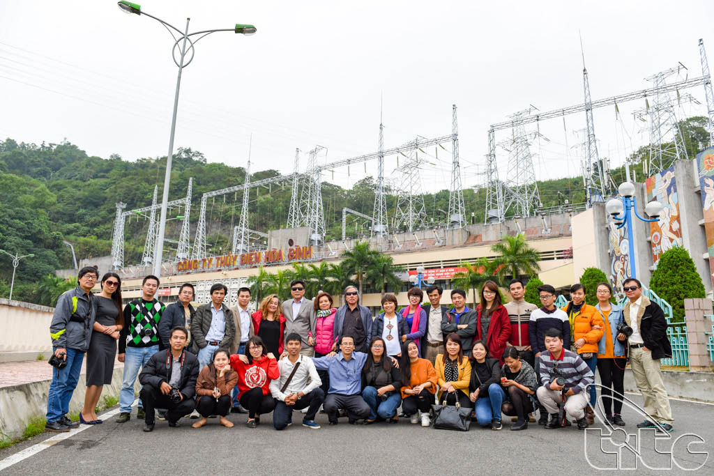 The famtrip delegation takes photo at Hoa Binh Hydropower Plant