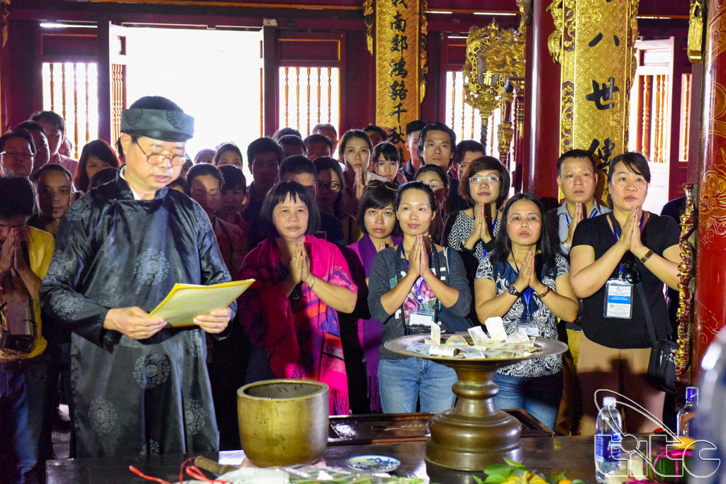 The famtrip delegation offers incense to commemorate Hung Kings at Hung Temple historical relic site (Phu Tho Province)  