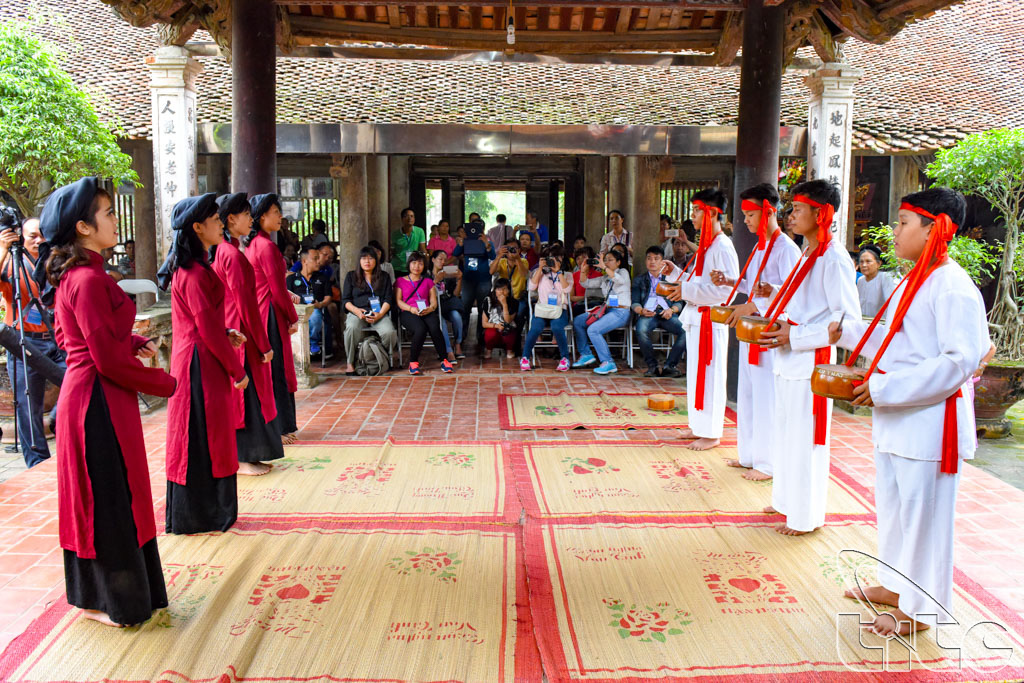 The famtrip delegation enjoys Xoan singing performance at Hung Lo ancient communal house (Phu Tho Province)