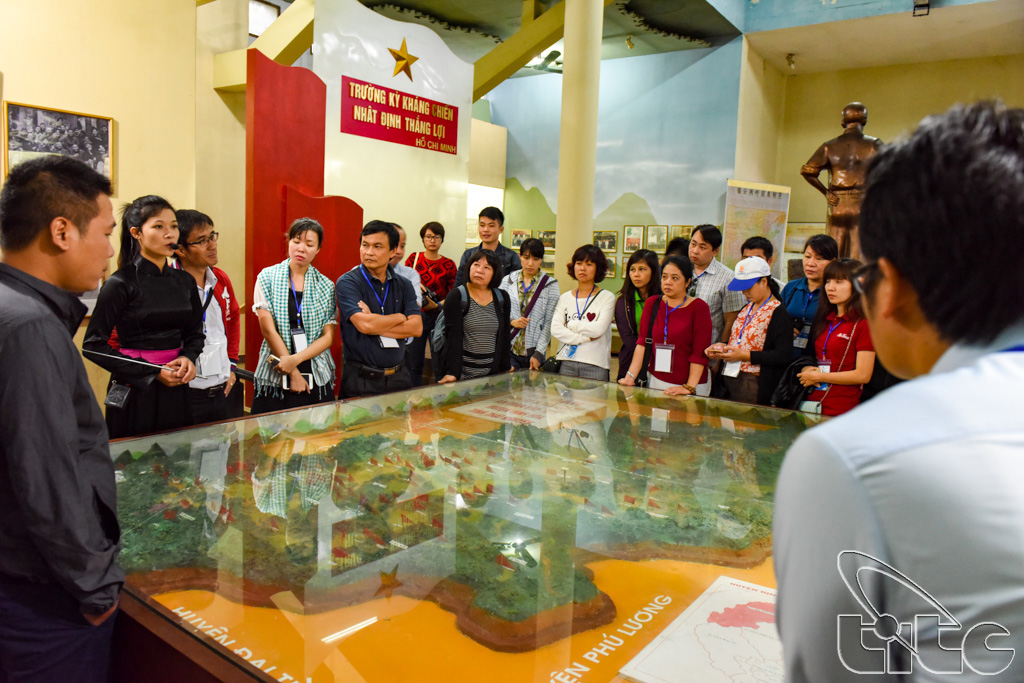 The famtrip delegation listens to the presentation about Tin Keo historical relic site (Thai Nguyen Province)