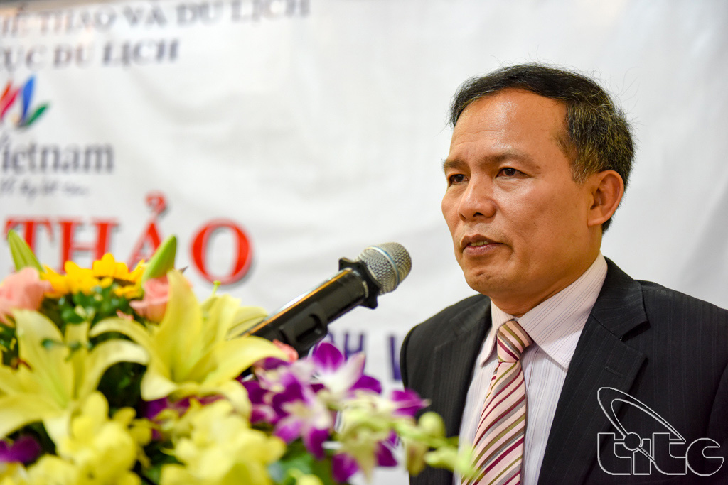 Deputy Director General of VNAT Ngo Hoai Chung speaks at the conference on developing Back to the roots tourism