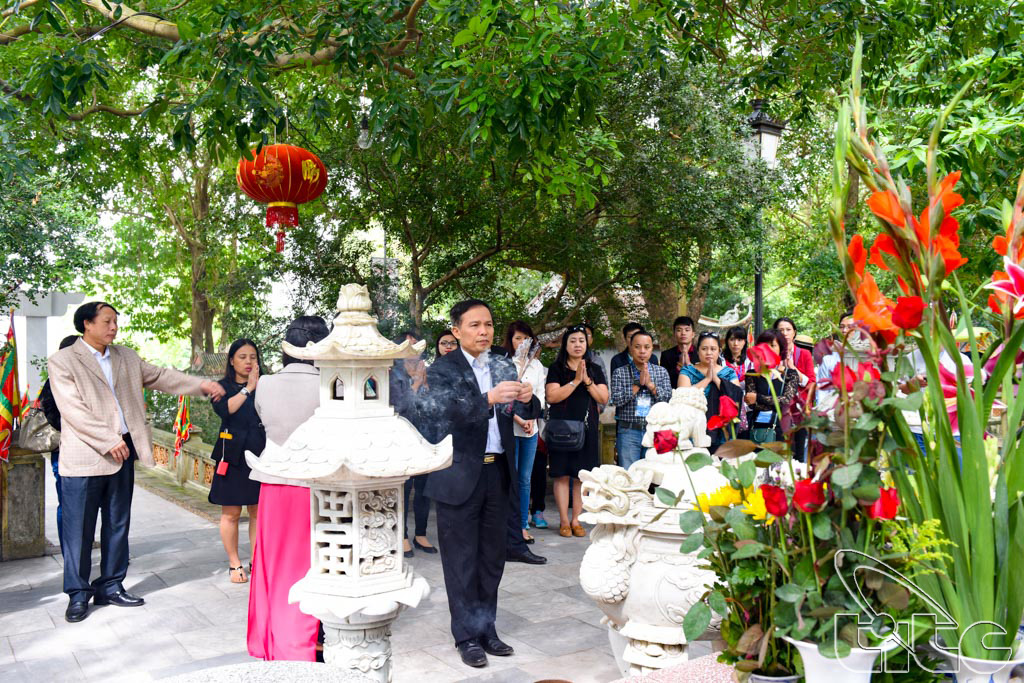 The famtrip delegation offers incense at Kinh Duong Vuong Temple (Bac Ninh Province)