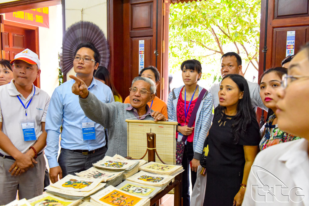 The artisan Nguyen Dang Che introduced Dong Ho painting to the delegation