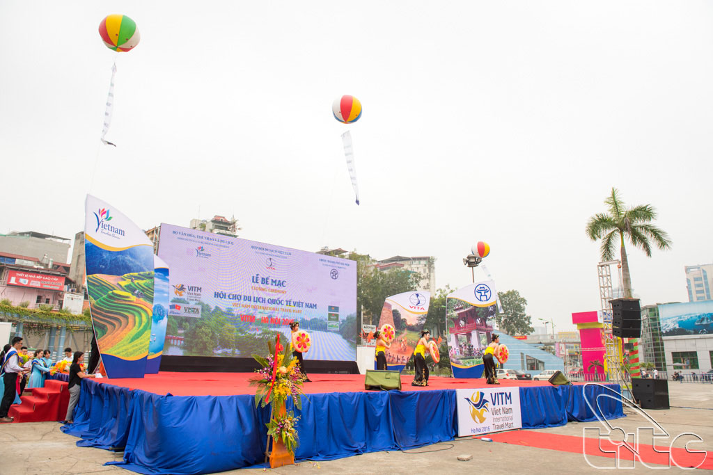 Art performance at the closing ceremony of VITM Hanoi 2016