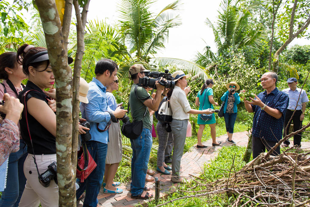 The delegation visits Vam Xang Garden (Phong Dien, Can Tho)