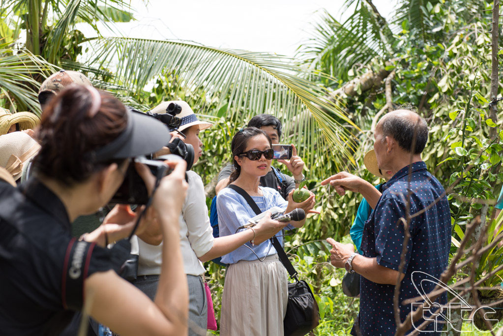 The delegation visits Vam Xang Garden (Phong Dien, Can Tho)
