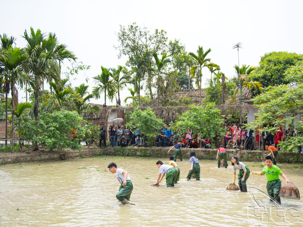The famtrip delegation participates in community-based tourism activities in Yen Duc Village