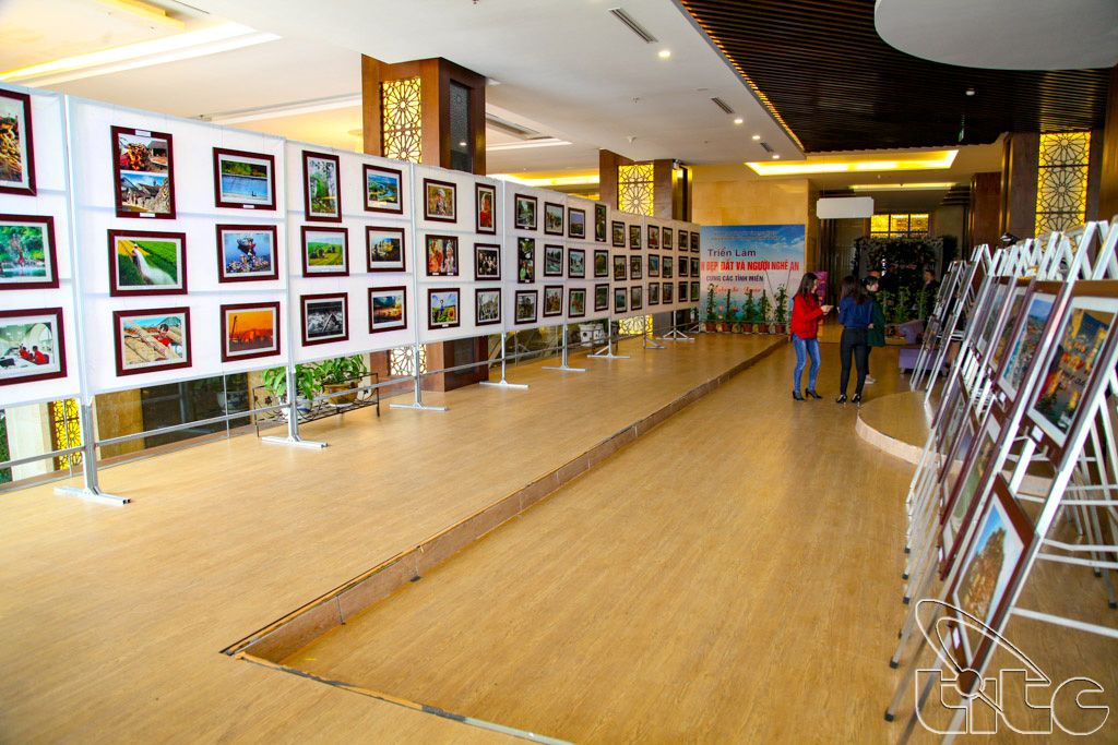 Photo exhibition on land and people of Nghe An and other localities in the Central