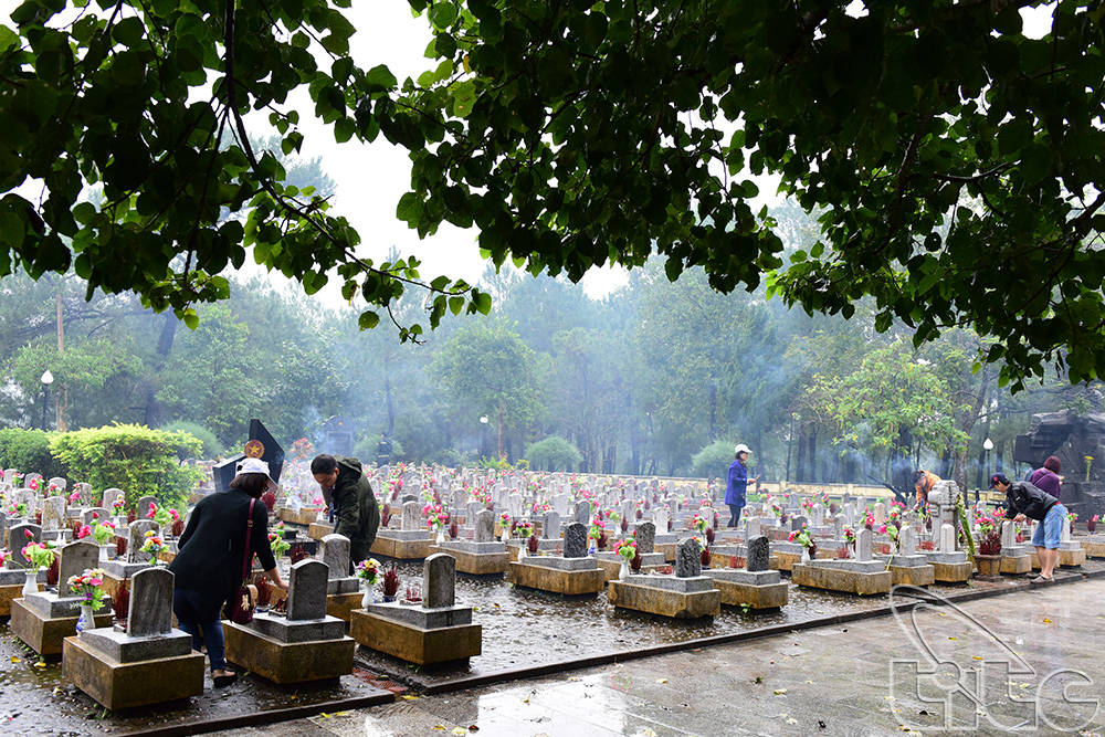 Đoàn thắp hương tại Nghĩa trang liệt sỹ Trường Sơn (Quảng Trị)