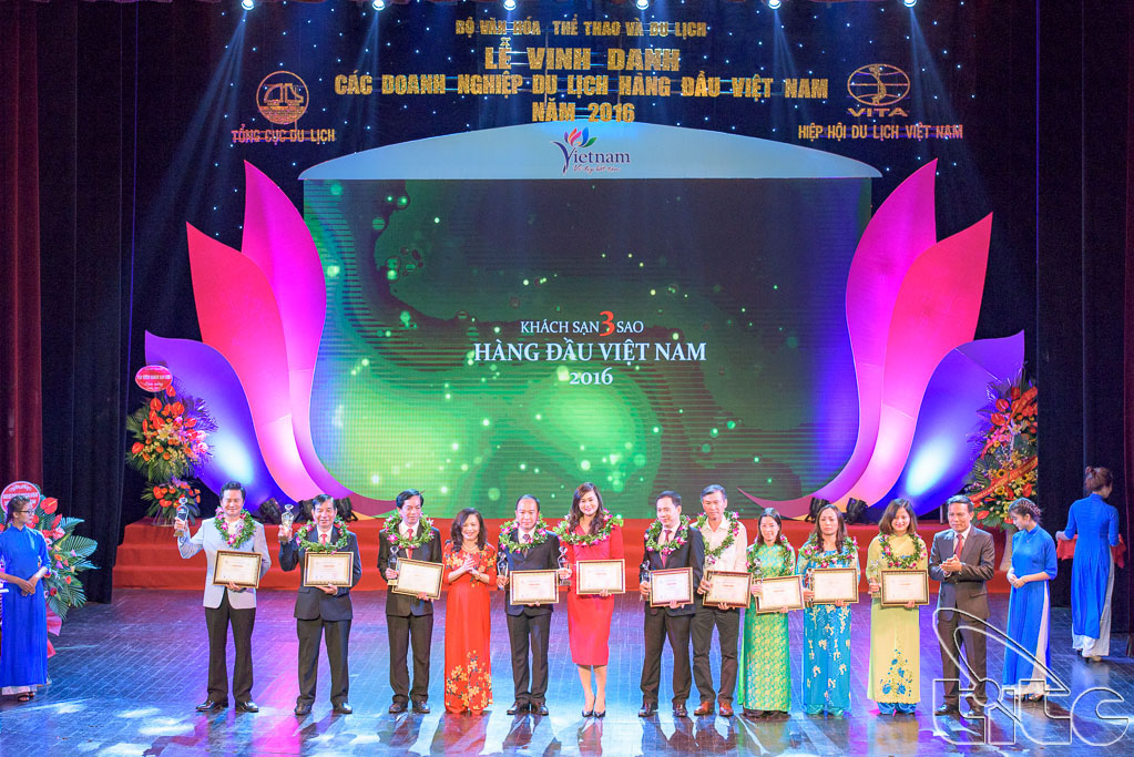 Deputy Director General of VNAT Ngo Hoai Chung and Chairwoman of Viet Nam Hotel Association Do Thi Hong Xoan award to 3-star hotels