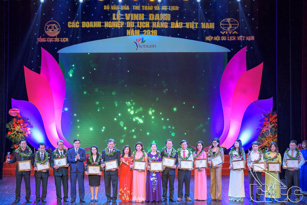 Deputy Director General of VNAT Nguyen Quoc Hung and Chairwoman of Viet Nam Hotel Association Do Thi Hong Xoan award to 10 restaurants and 5 shopping facilities