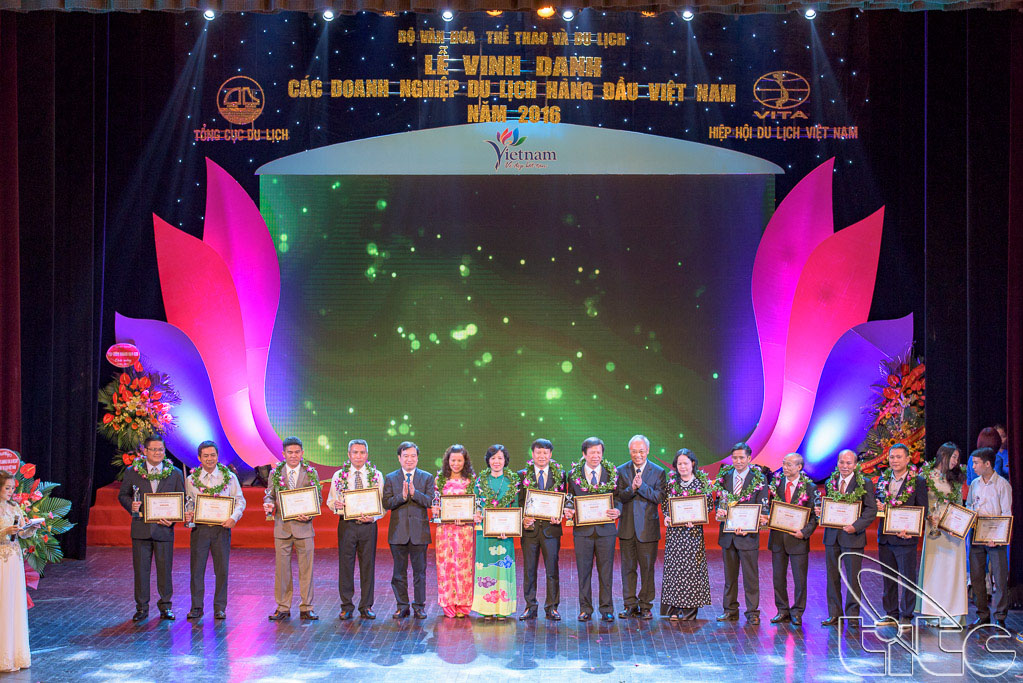 Deputy Director General of VNAT Ha Van Sieu and Vice Chairman of VITA Vu The Binh award to 5 automobile transport businesses, 5 tourist attractions and 5 tourist rest stops