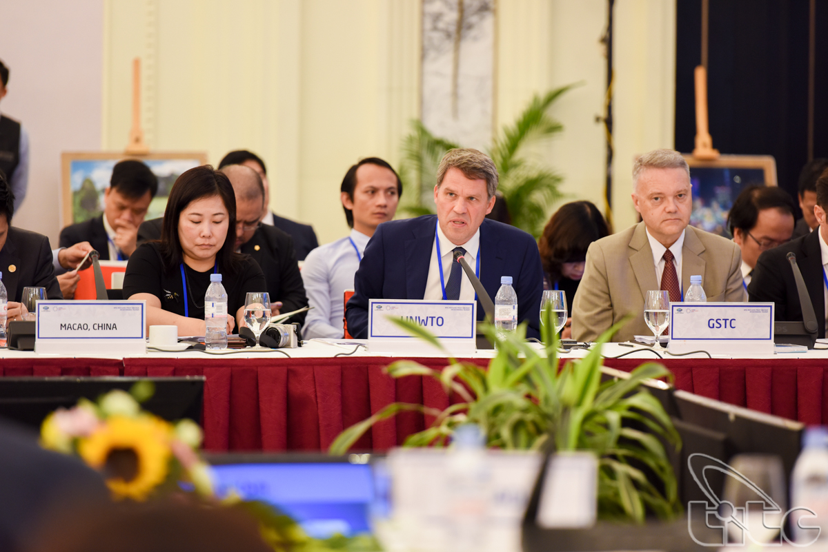 Các đại biểu thảo luận tại cuộc họp Đối thoại chính sách cao cấp APEC về Du lịch bền vững 2017