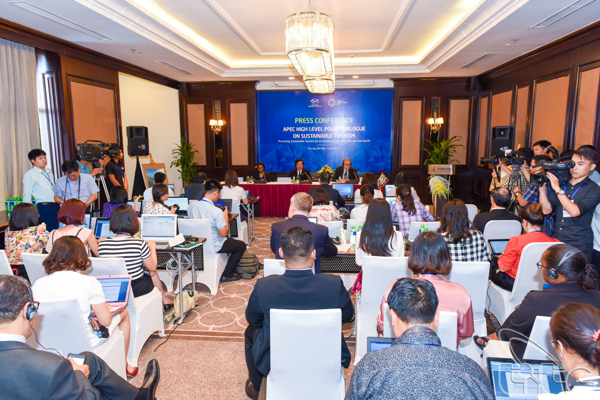 Toàn cảnh buổi Họp báo quốc tế Đối thoại chính sách cao cấp APEC về Du lịch bền vững 2017 