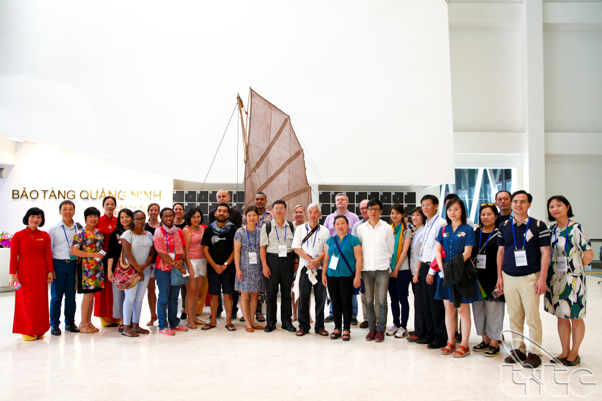 Các đại biểu tham quan Bảo tàng Quảng Ninh