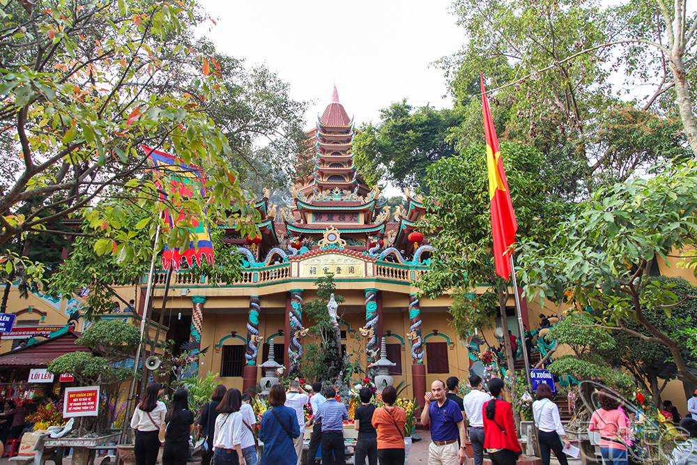 Các đại biểu tham gia khảo sát tại một số điểm du lịch tâm linh ở Lạng Sơn