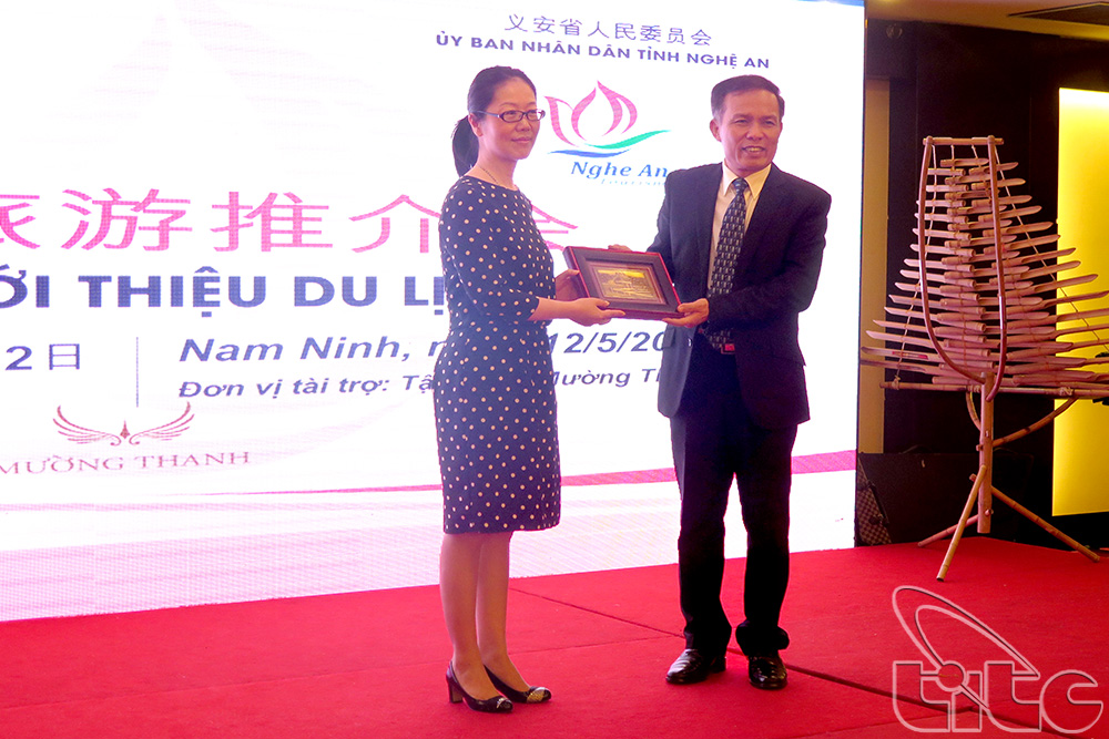 Phó Tổng cục trưởng Ngô Hoài Chung  tặng quà lưu niệm bà Hồ Tinh Ba - Phó Chủ nhiệm Ủy ban Phát triển du lịch, Khu tự trị dân tộc Choang Quảng Tây