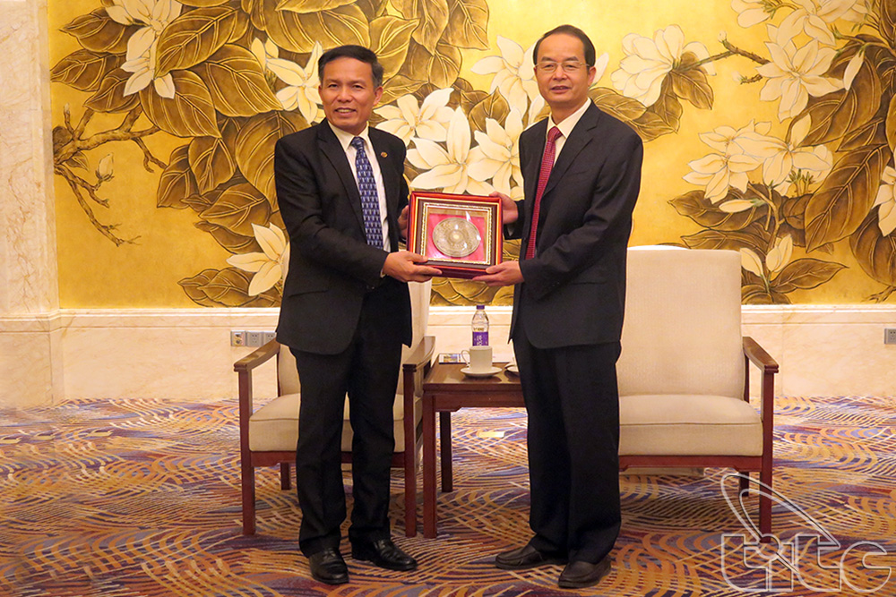Phó Tổng cục trưởng Ngô Hoài Chung tặng quà lưu niệm ông Tô Khánh Từ