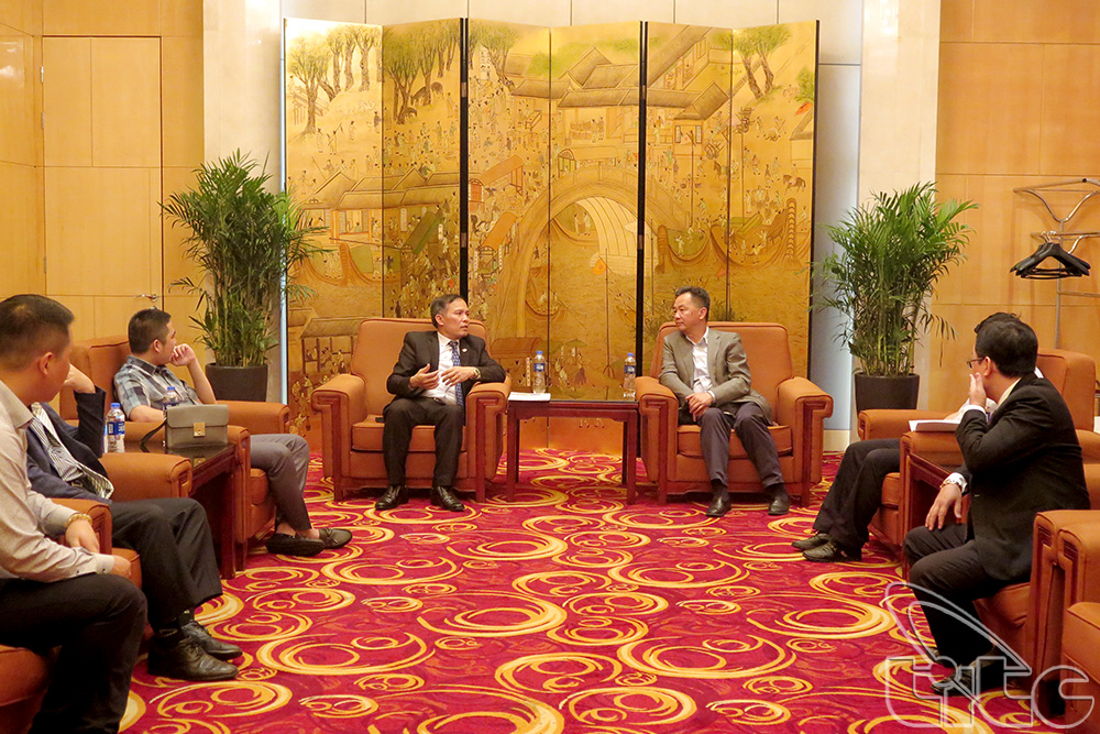 Phó Tổng cục trưởng Ngô Hoài Chung gặp gỡ và chào xã giao ông Ngô Quần Vị - Phó Cục trưởng Cục Du lịch Giang Tô