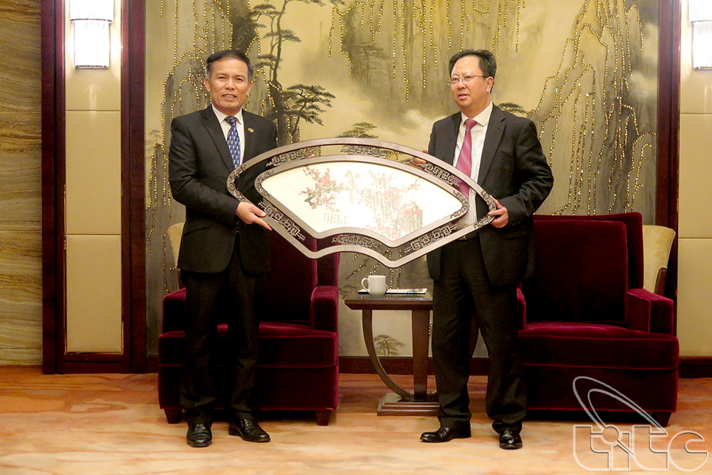 Ông Từ Kiện Dân tặng quà lưu niệm Phó Tổng cục trưởng Ngô Hoài Chung