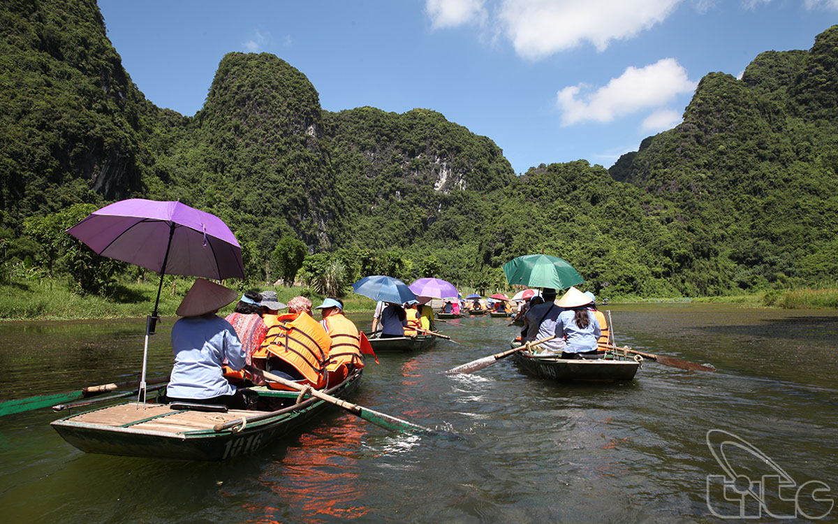 Đoàn tham quan khu du lịch sinh thái Tràng An (Ninh Bình)