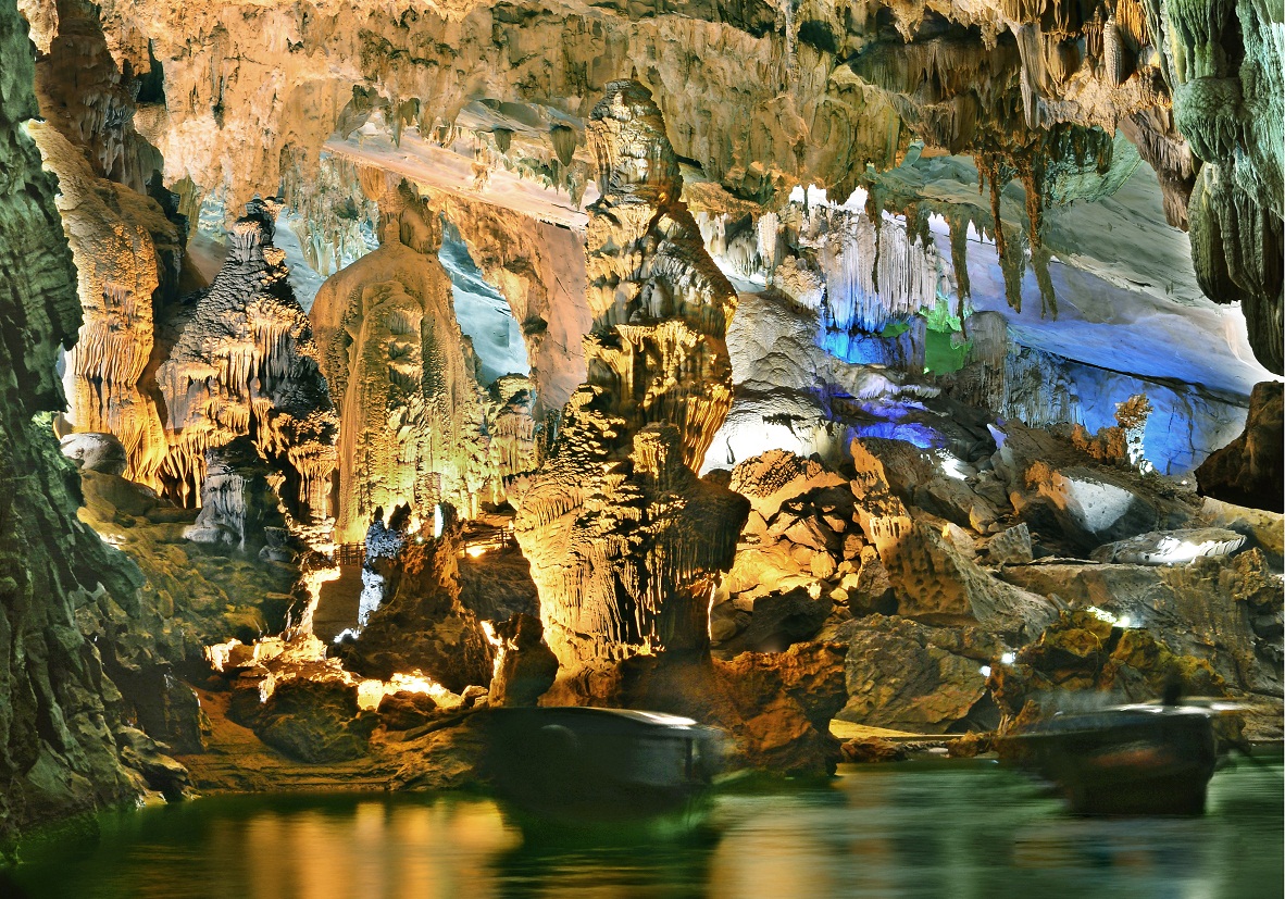 Quang Binh: La grotte de Tien Son attire de nombreux touristes 