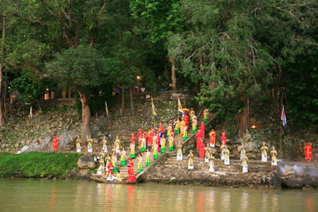 Huê : la fête du temple Huê Nam accueille des dizaines de milliers de visiteurs 