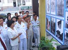 HCMC exhibits sea, island photos and documents 