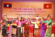 Photo exhibition salutes Laos-Vietnam friendship 