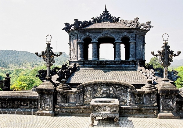A la découverte des magnifiques tombes des rois Nguyen