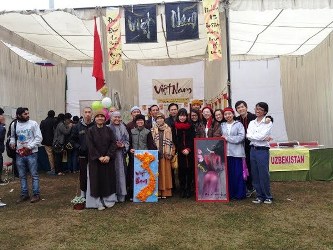 Des étudiants vietnamiens à une fête culturelle internationale en Inde 