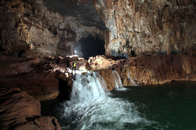 La grotte Tú Làn, un lavis de Quang Binh