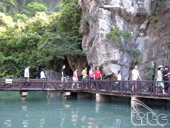 Quảng Ninh ưu tiên phát triển du lịch gắn với bảo vệ môi trường bền vững 