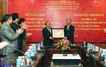 Bộ trưởng Hoàng Tuấn Anh trao tặng Kỷ niệm chương “Vì sự nghiệp Văn hoá, Thể thao và Du lịch” cho Chủ tịch Tập đoàn Charmvit Hàn Quốc