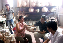 Người nước ngoài tìm hiểu làng gốm Bát Tràng  