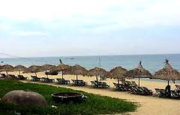 Khu nghỉ dưỡng The Nam Hải tham gia làm sạch bãi biển