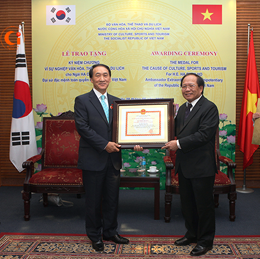 Bộ trưởng Hoàng Tuấn Anh tặng Kỷ niệm chương cho Đại sứ Hàn Quốc
