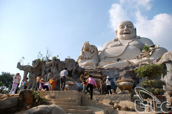 An Giang công bố Tượng Phật Di Lặc lớn nhất trên đỉnh núi ở Châu Á 